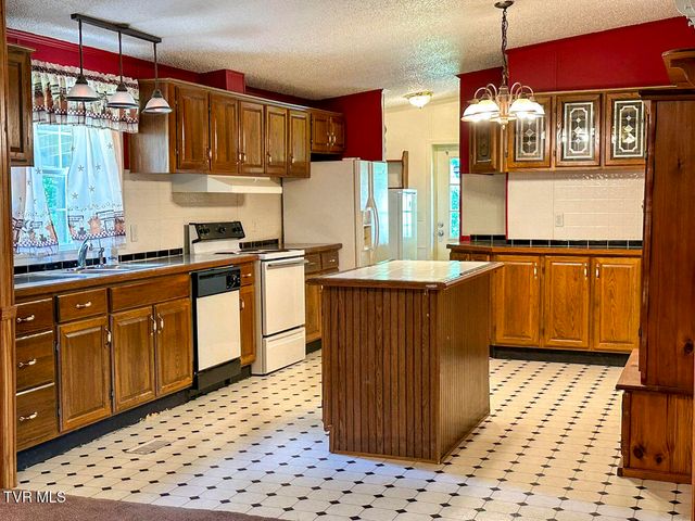 1385 Waterfront Drive, Dandridge, TN 37725