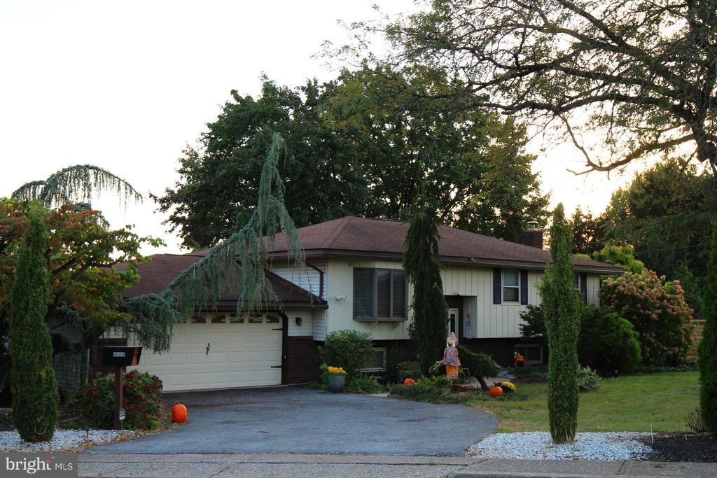 4468 THEBES TURN, Whitehall, PA 18052