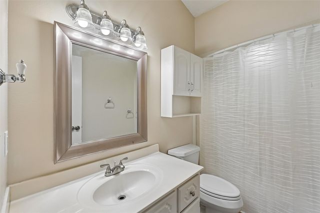 4909 W Park Drive, West Des Moines, IA 50266