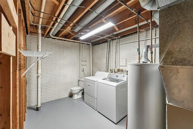 4909 W Park Drive, West Des Moines, IA 50266