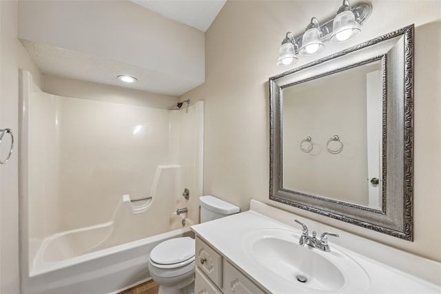 4909 W Park Drive, West Des Moines, IA 50266