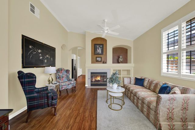 206 Heirloom Ct, Vacaville, CA 95687