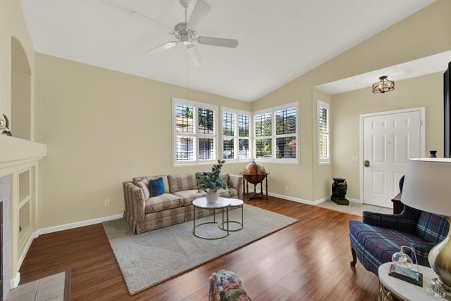 206 Heirloom Ct, Vacaville, CA 95687