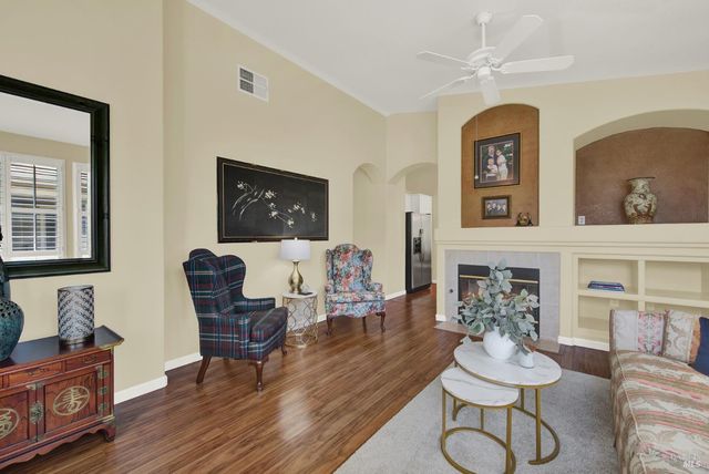 206 Heirloom Ct, Vacaville, CA 95687