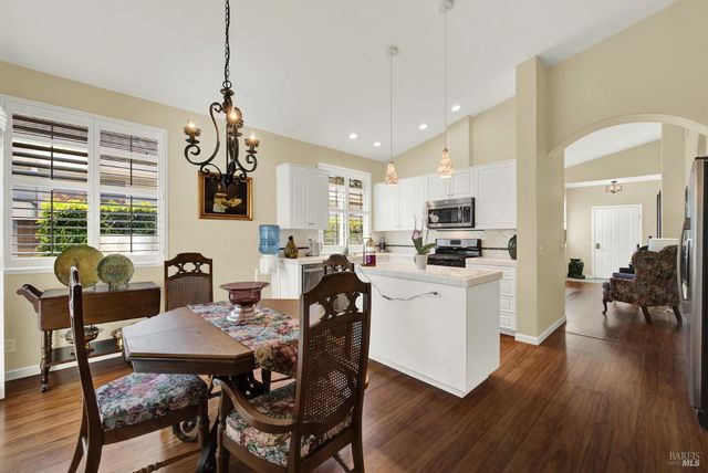 206 Heirloom Ct, Vacaville, CA 95687