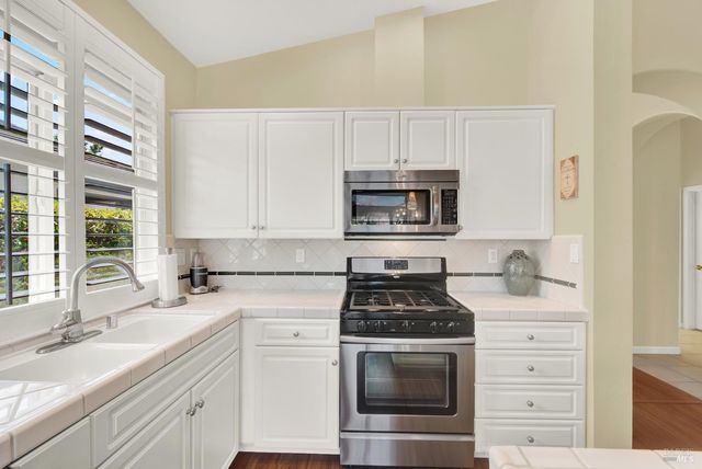 206 Heirloom Ct, Vacaville, CA 95687