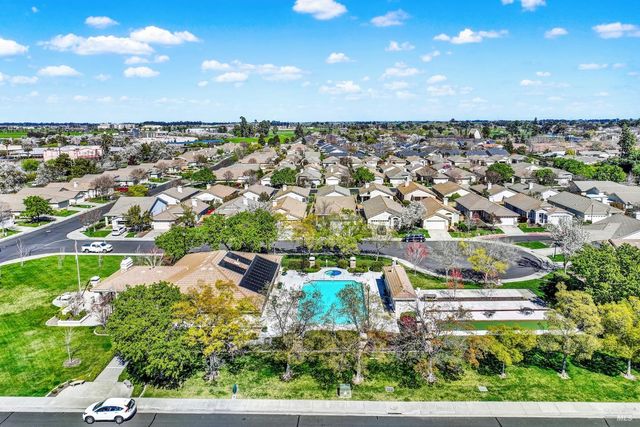 206 Heirloom Ct, Vacaville, CA 95687