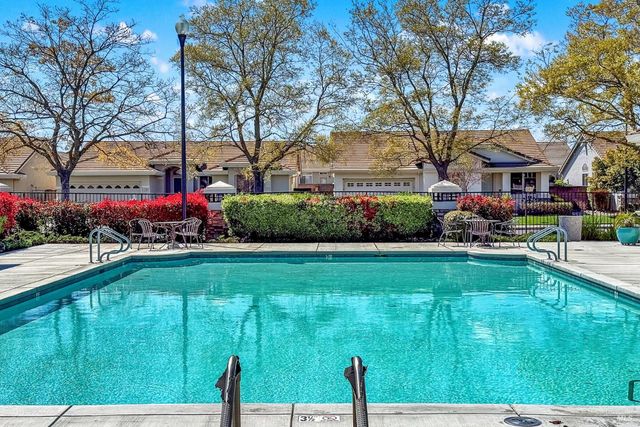 206 Heirloom Ct, Vacaville, CA 95687
