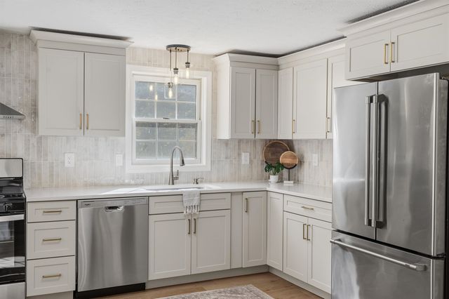 10 Twilight Path, Derry, NH 03038
