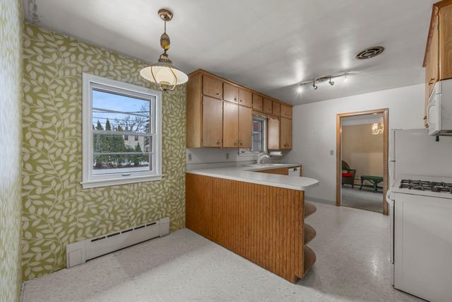 1362 Belmont Lane W, Roseville, MN 55113