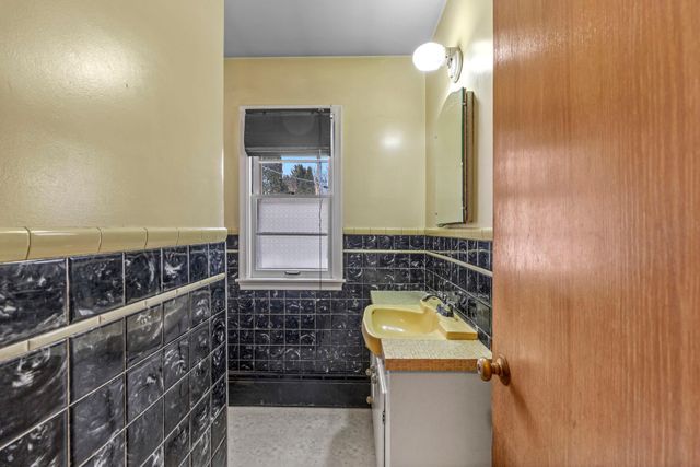 1362 Belmont Lane W, Roseville, MN 55113