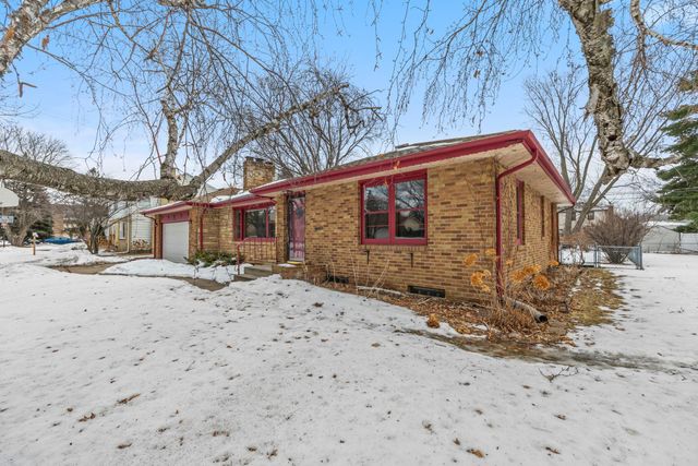 1362 Belmont Lane W, Roseville, MN 55113