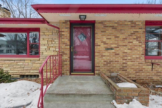 1362 Belmont Lane W, Roseville, MN 55113