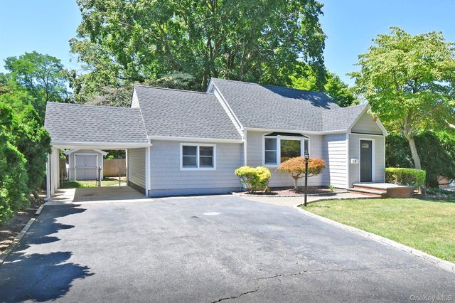 9 Koster Court, Huntington Station, NY 11746