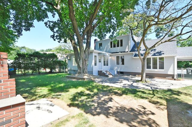 9 Koster Court, Huntington Station, NY 11746