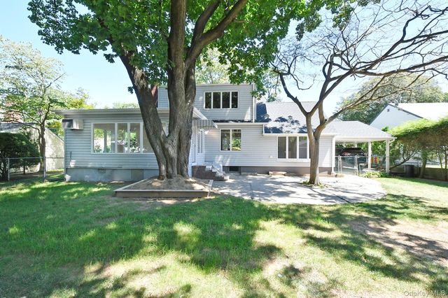 9 Koster Court, Huntington Station, NY 11746