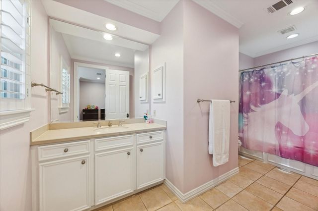 223 Heritage Oaks Lane, Houston, TX 77024