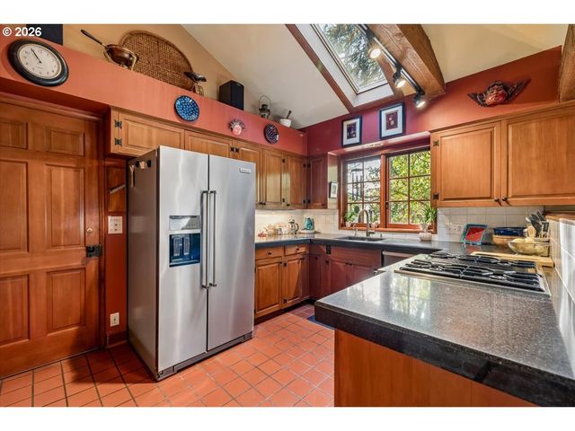 1026 TROON Rd, Lake Oswego, OR 97034