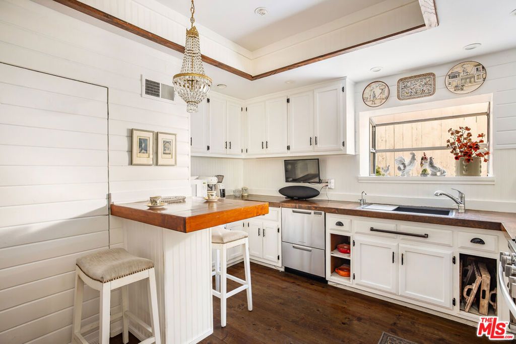 Image 16 of property listing at 1647 N Beverly Glen Boulevard, Los Angeles, CA 90077