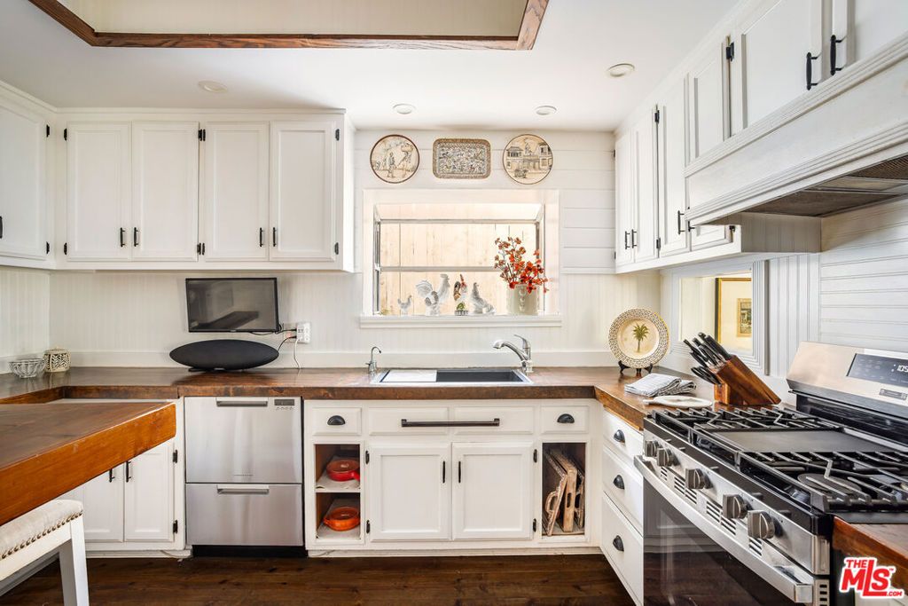 Image 17 of property listing at 1647 N Beverly Glen Boulevard, Los Angeles, CA 90077