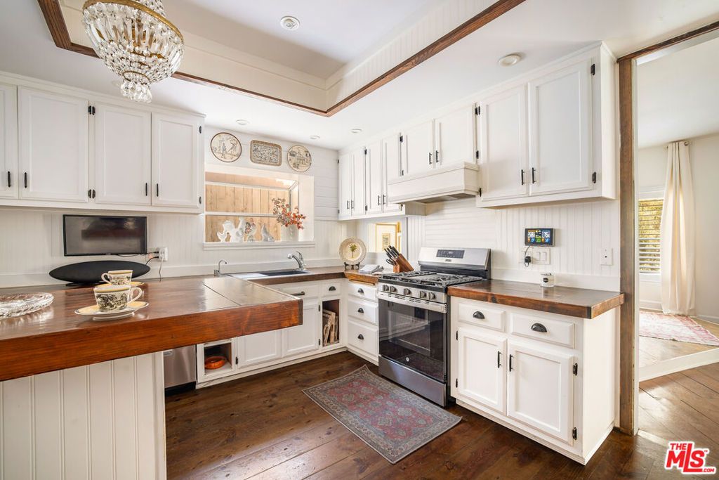 Image 18 of property listing at 1647 N Beverly Glen Boulevard, Los Angeles, CA 90077