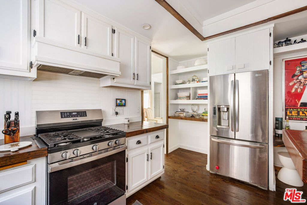 Image 19 of property listing at 1647 N Beverly Glen Boulevard, Los Angeles, CA 90077