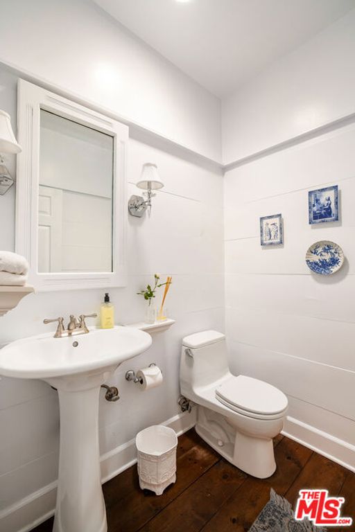 Image 21 of property listing at 1647 N Beverly Glen Boulevard, Los Angeles, CA 90077