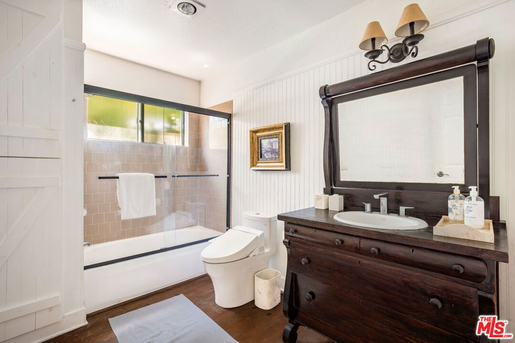 Image 38 of property listing at 1647 N Beverly Glen Boulevard, Los Angeles, CA 90077