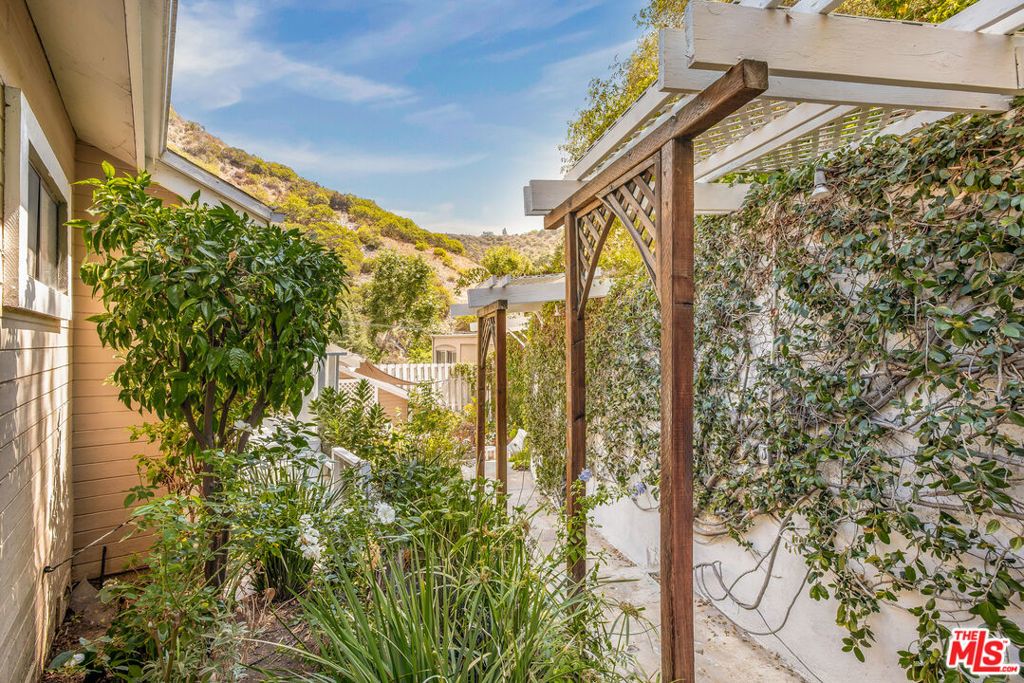 Image 41 of property listing at 1647 N Beverly Glen Boulevard, Los Angeles, CA 90077