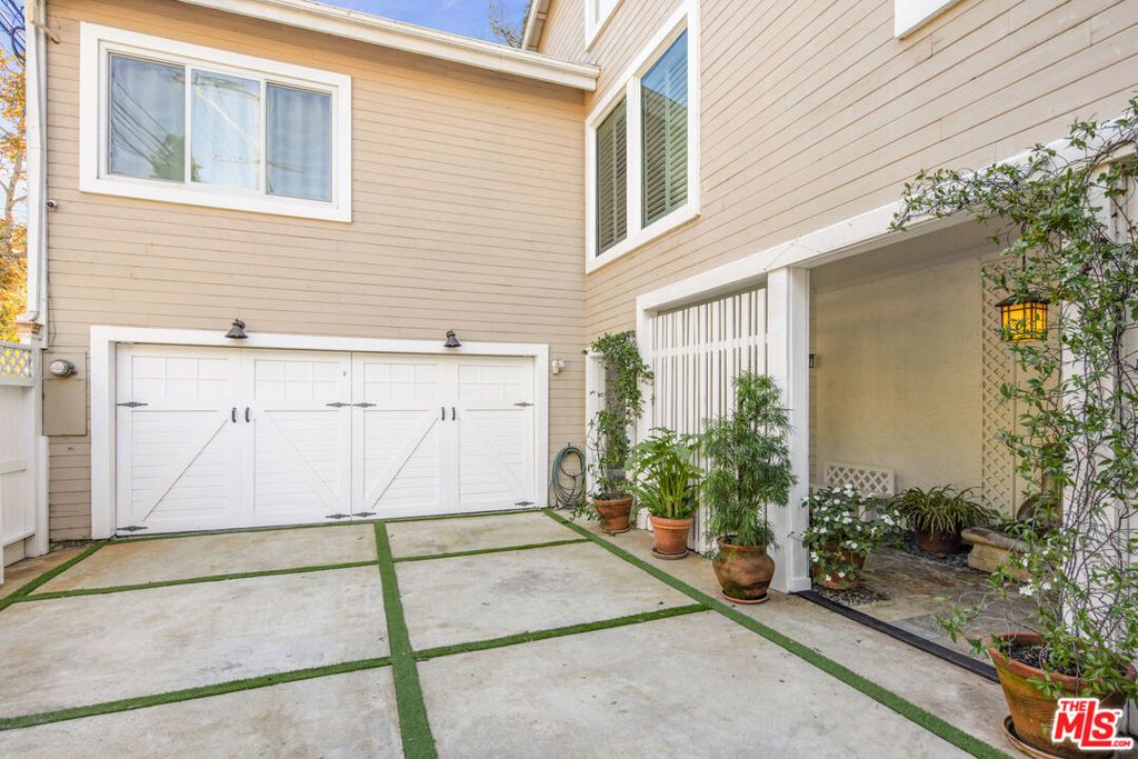 Image 44 of property listing at 1647 N Beverly Glen Boulevard, Los Angeles, CA 90077