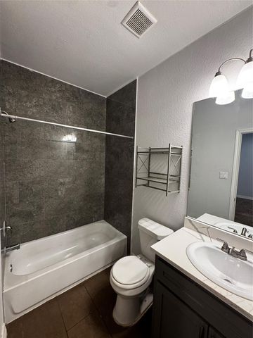 8205 Oak Knoll Lane B, Houston, TX 77028