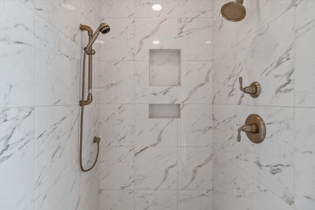 N49W18370 Green Meadow COURT, Menomonee Falls, WI 53051