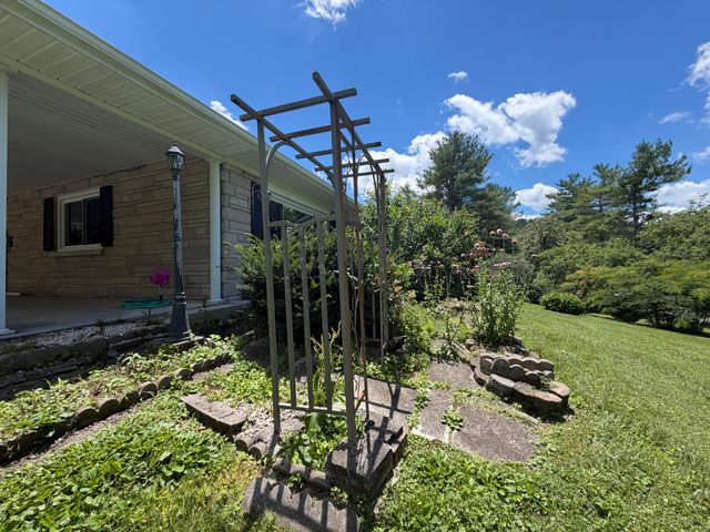 303 Freedom School Road, Mt Vernon, KY 40456