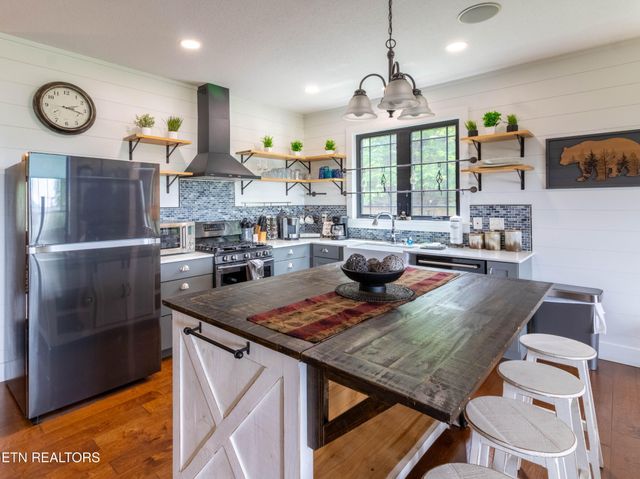 4973 Long Rifle Rd, Walland, TN 37886