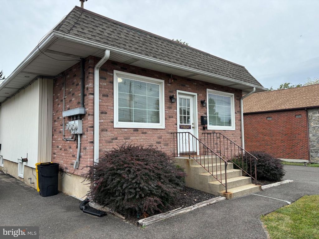 246 S WHITE HORSE PIKE, AUDUBON, NJ 08106 — exterior