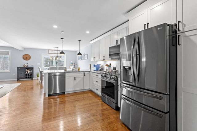 55 Forestedge Way, Manchester, NH 03102