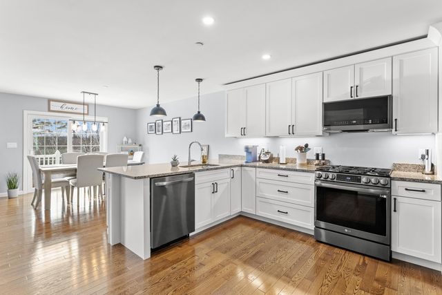 55 Forestedge Way, Manchester, NH 03102