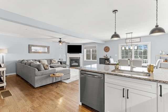 55 Forestedge Way, Manchester, NH 03102