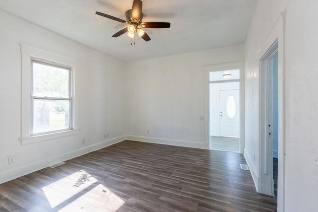 2121 W College Street, Springfield, MO 65806