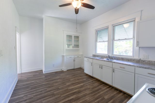 2121 W College Street, Springfield, MO 65806