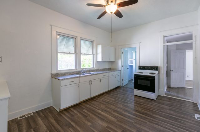 2121 W College Street, Springfield, MO 65806