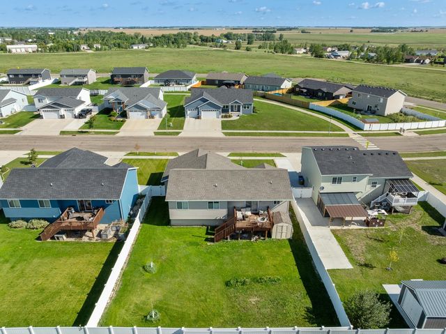1016 NE 34th Ave, Minot, ND 58703