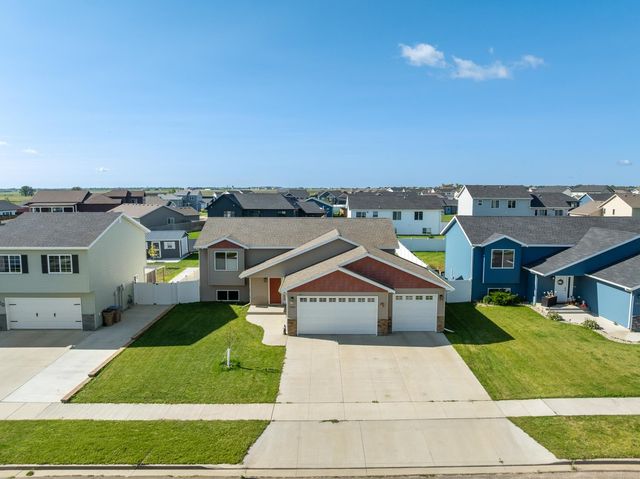 1016 NE 34th Ave, Minot, ND 58703