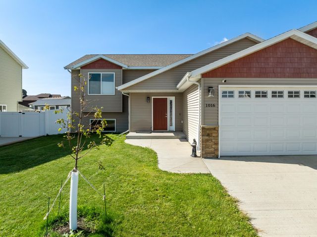 1016 NE 34th Ave, Minot, ND 58703