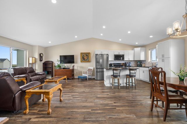 1016 NE 34th Ave, Minot, ND 58703
