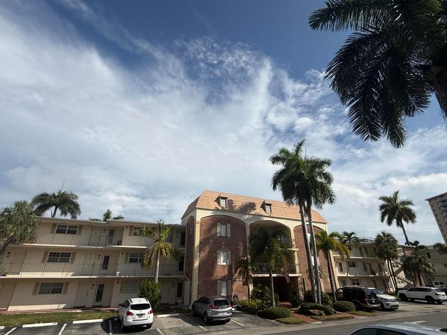460 Paradise Isle Boulevard 101, Hallandale Beach, FL 33009