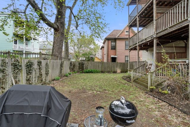 31 Regent St 3R, Cambridge, MA 02140