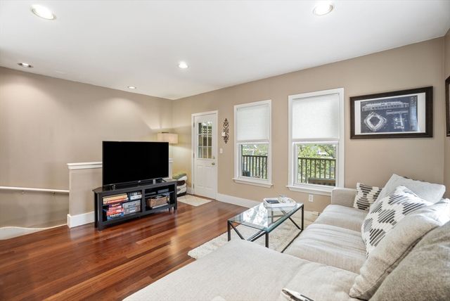 31 Regent St 3R, Cambridge, MA 02140