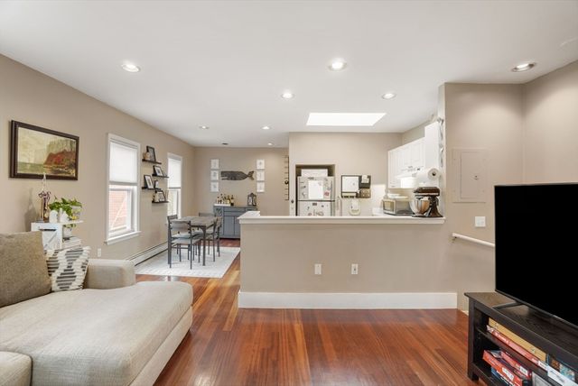 31 Regent St 3R, Cambridge, MA 02140