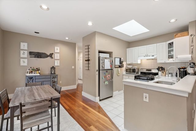 31 Regent St 3R, Cambridge, MA 02140